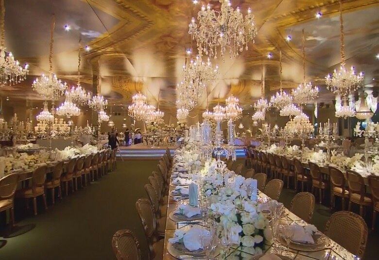A decoração luxuosa da festa, a mais cara de todo o Brasil, tinha mais de 100 lustres de cristais, por exemplo