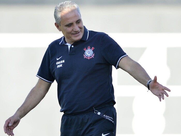 Tite ainda alertou que não tem como função evitar ataques a seus
jogadores e respeita os movimentos dos torcedores. “Técnico não blinda
ninguém e nem a si, pois ele fala a verdade. Todos nós assumimos nossa
responsabilidade e respeito as manifestações de fora. Tenho de trabalhar
e ficar sempre atento a toda situação verdadeira”, completou