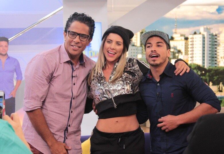 Quem acompanhou o reality vai se lembrar de que Douglas
quase seguiu os passos de Thiago Servo e tocou o sino para sair. Já imaginou se
o ator realmente o tivesse feito? Ele já!





— Foi uma atitude irracional,
mas graças a Deus tive pessoas que abriram meus olhos, falaram que eu tinha que
ficar e esfregar minha verdade na cara de todos. E agora, olha só!

