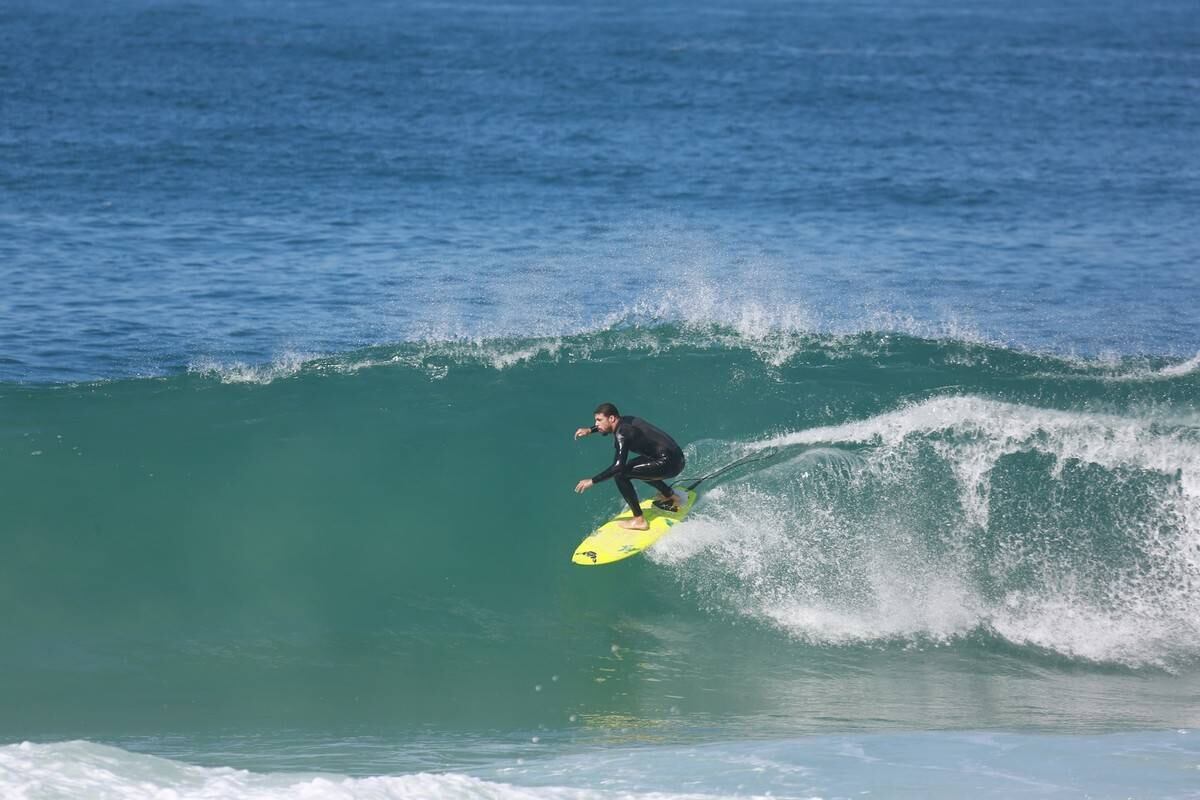 Cauã Reymond surfou no Recreio dos Bandeirantes nesta segunda-feira (21)