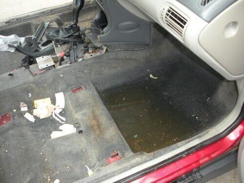 Carro alagado após enchente