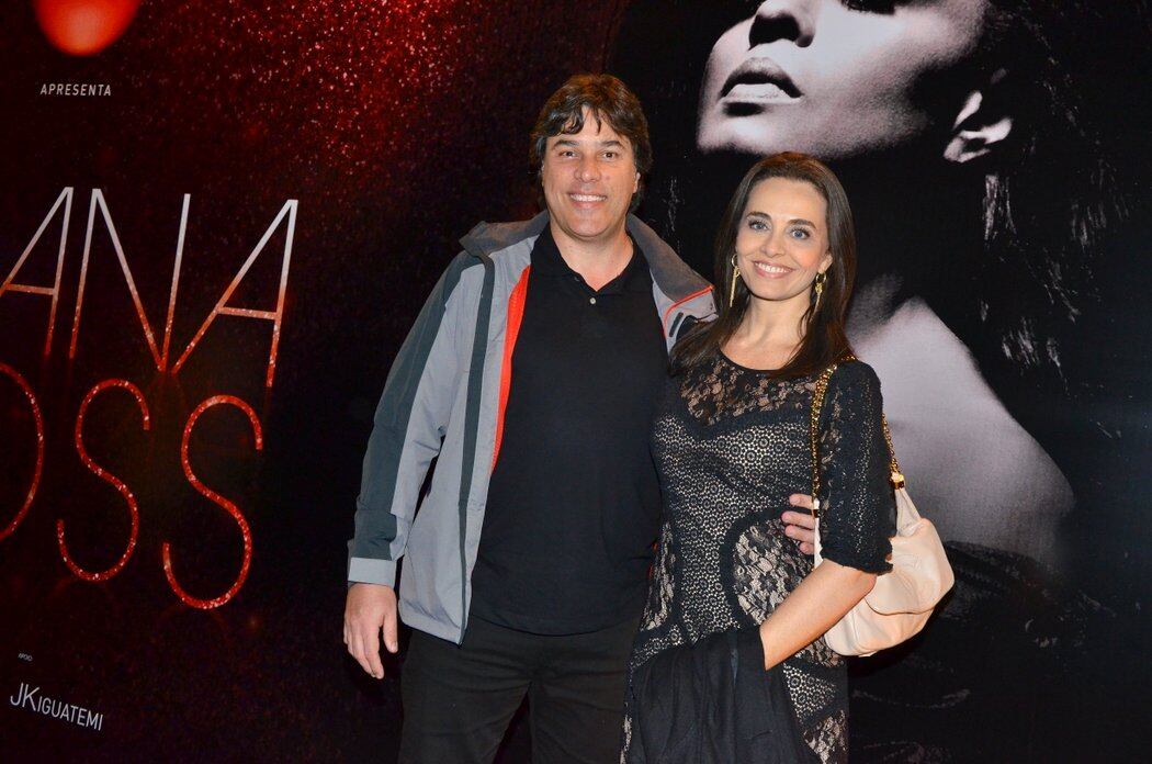 Carla Vilhena foi ver o show da cantora acompanhada do marido, o advogado Carlos Monnerat