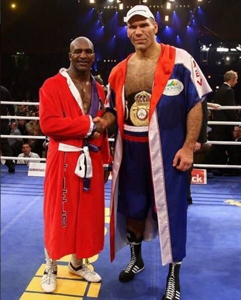 Em 2008, defendeu com sucesso o cinturão dos pesados da
WBA contra o já veterano Evander Holyfield
