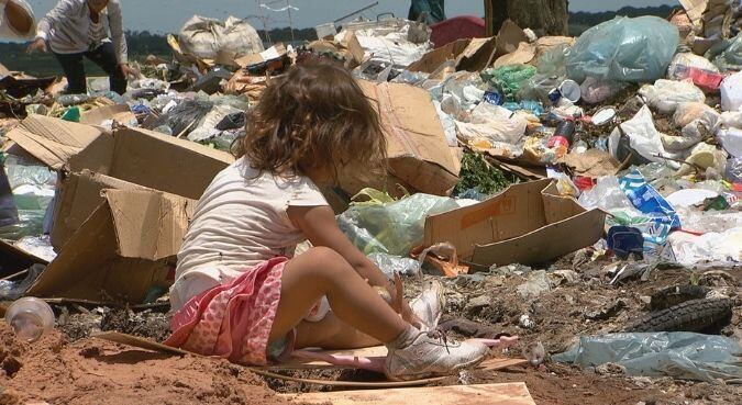Repórter Record Investigação revela o retrato de adultos e crianças que trabalham nos piores lixões do Brasil