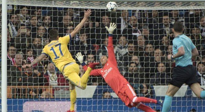 Mandzukic, de cabeça, Juventus 1 X 0