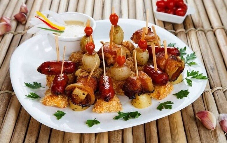 Estúdio da Carne
Prato - Pinchos de la Carmen!: pinchos de abacaxi com bacon e batata, linguinça caramelizada na sidra com banana crocante e frango crocante com cebola ao shoyo. Acompanha chutney ao coco.
Endereço: av. do Contorno, 3946 - Funcionários
