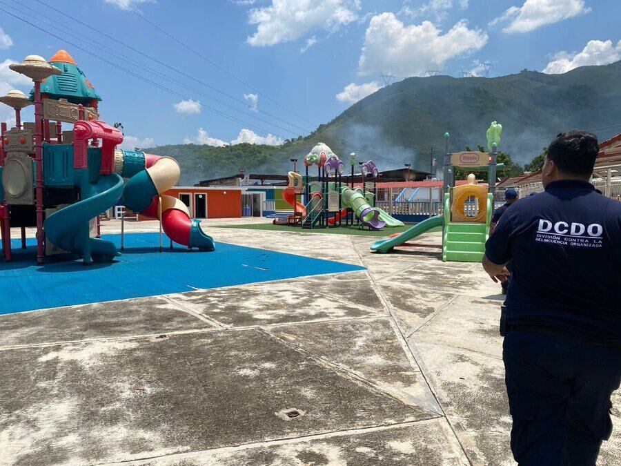 Detentos construíram uma área de recreação infantil dentro da prisão de Tocorón