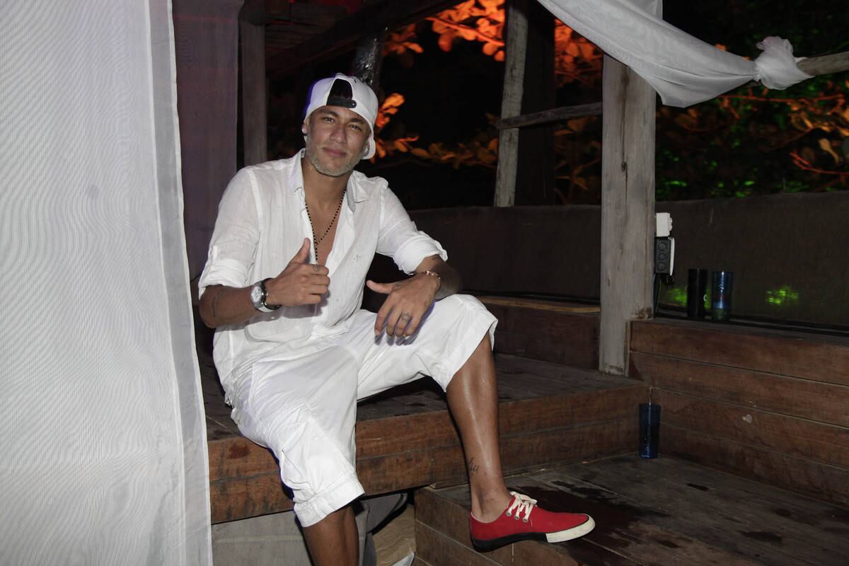 Neymar chegou ao Brasil no dia 21 de dezembro e avisou: "Semana maluca". O craque realmente não parou, disputou jogos amistosos, inaugurou seu instituto e badalou muito