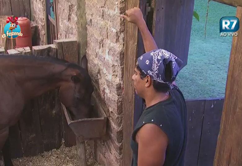 Assim como a beldade, o ator também foi agradecer a um dos cavalos que mais se identificou com ele no reality.

— Dois meses juntos cuidando de você e é a última vez que a gente se vê. Obrigado pela companhia!

+ Quem você quer que vença A Fazenda? Vote quantas vezes quiser!
+ Rayanne Morais é eliminada de A Fazenda. Relembre a trajetória da peoa
+ Turma do Ronco: Peões descansam durante a tarde do último sábado de A Fazenda 8
+ Douglas Sampaio chora ao relembrar de Rayanne Morais: "Se não fosse ela, eu não estava aqui"
+ Em atividade, peões comentam momentos marcantes de cada uma das semanas de confinamento
+ Douglas e Luka fazem brincadeira com Minerato e a peoa diz: "Me respeita viu, sou uma mulher casada!"
+ Justus parabeniza os finalistas de A Fazenda: "Vocês são vencedores, vocês estão de frente aos R$2 milhões"
