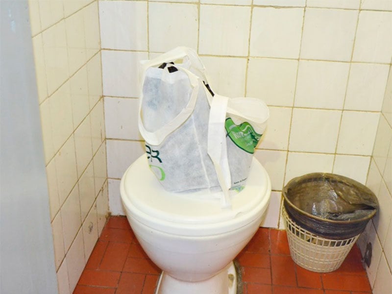 Bebê, que já estava morta, foi deixada em cima do vaso sanitário