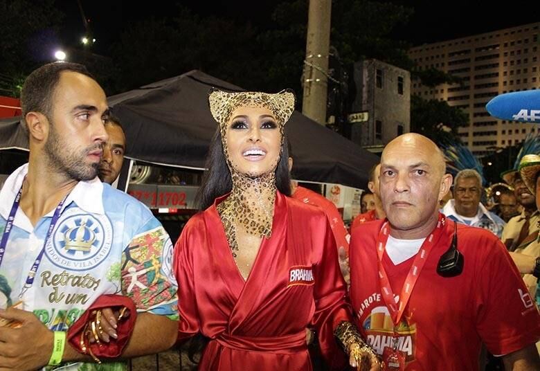 A estrela da Record chegou à concentração amparada por sua equipe pessoal