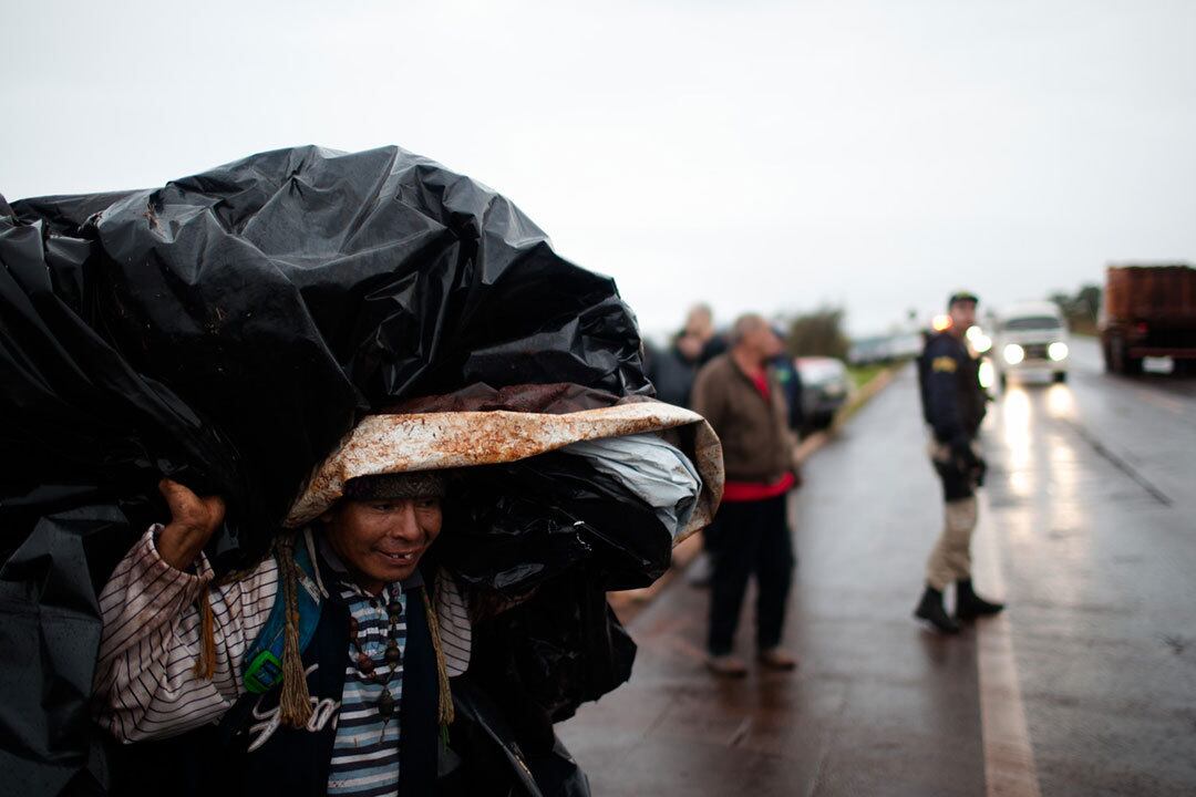 As primeiras reservas indígenas demarcadas no Mato Grosso do Sul estão completando 100 anos. Mas ali não há o que comemorar.

Boa parte dos 73.181 indígenas do Estado vivem em condições semelhantes a campos de refugiados, convivendo com agressão contra mulheres, estupros, suicídios, alta incidência de violência, abuso de álcool, consumo de drogas, subnutrição e uma série de desajustes sociais.

Retirados de seus lares ancestrais, os índios foram levados para reservas diminutas, cada vez mais superlotadas.

Para agravar a situação, muitas reservas já delimitadas pela Funai (Fundação Nacional do Índio), mas ainda não homologadas pelo governo federal, continuam ocupadas por produtores rurais.

Com a lentidão do poder público em resolver a questão, os índios começaram nos anos 1980 a promover as “retomadas”: retorno e ocupação de seus antigos lares. 

A consequência disso são os violentos conflitos na disputa por terra, além de situações como a da imagem acima, em que grupos familiares passam a viver em acampamentos precários em beiras de estrada

Leia a reportagem completa: Reservas indígenas do Mato Grosso do Sul estão entre as regiões mais violentas do mundo