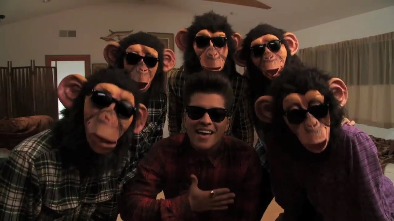Bruno Mars
O cantor é outro exemplo de sucesso com várias idades. Com seu gingado, sua voz envolvente e seu bom humor, Bruno conquistou os mais novinhos. O clipe de The Lazy Song é um dos motivos. Dançando ao lado de vários homens vestidos como macacos, o cantor viu o clipe viralizar nas redes sociais e ganhar "versões" com crianças dançando a música