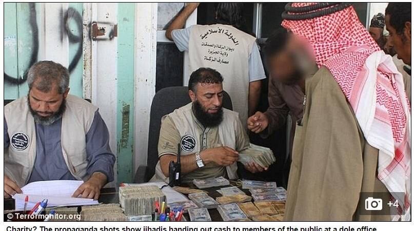 O grupo terrorista Estado Islâmico associou a sua imagem a assassinatos cruéis, torturas e à destruição de templos e sítios arqueológicos. Esta semana, no entanto, o grupo surpreendeu e divulgou imagens em que seus militantes aparecem dando dinheiro aos pobres