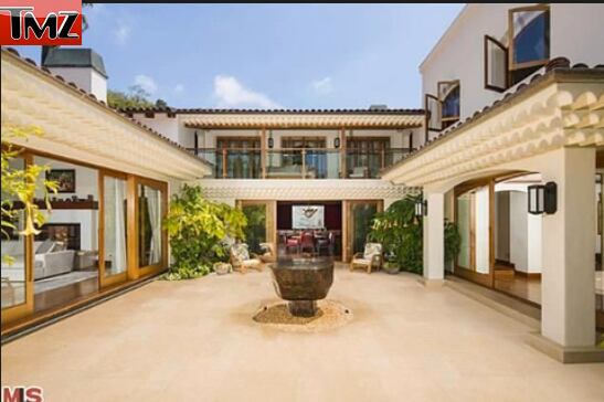 De
acordo com a imprensa internacional, a construção é datada de 1928 e foi adquirida pelo ator em
junho de 2004