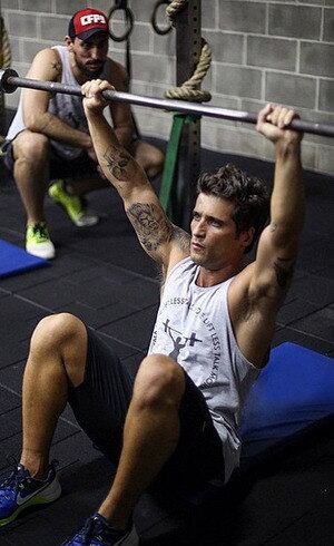 Bruno Gagliasso exibe corpão