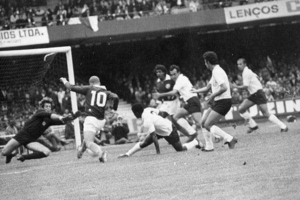 O Corinthians venceu o Palmeiras por 4 a 3 em jogo válido pelo Campeonato
Paulista de 1971. O jogo ficou marcado na história dos dérbis como uma virada
histórica da equipe alvinegra sobre o rival