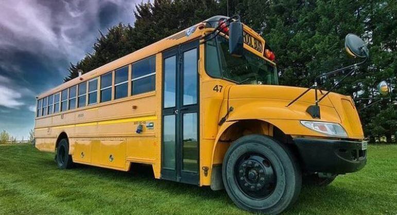 Ônibus escolar foi transformado numa minicasa de luxo
