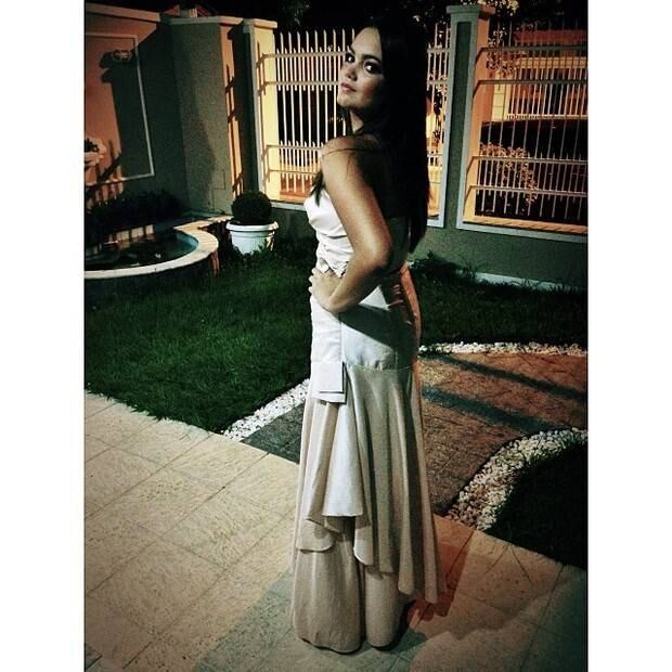 Suzana Freitas, filha do noivo com a cantora Kelly Key, surgiu num vestido longo de cor clara para o casório o pai
