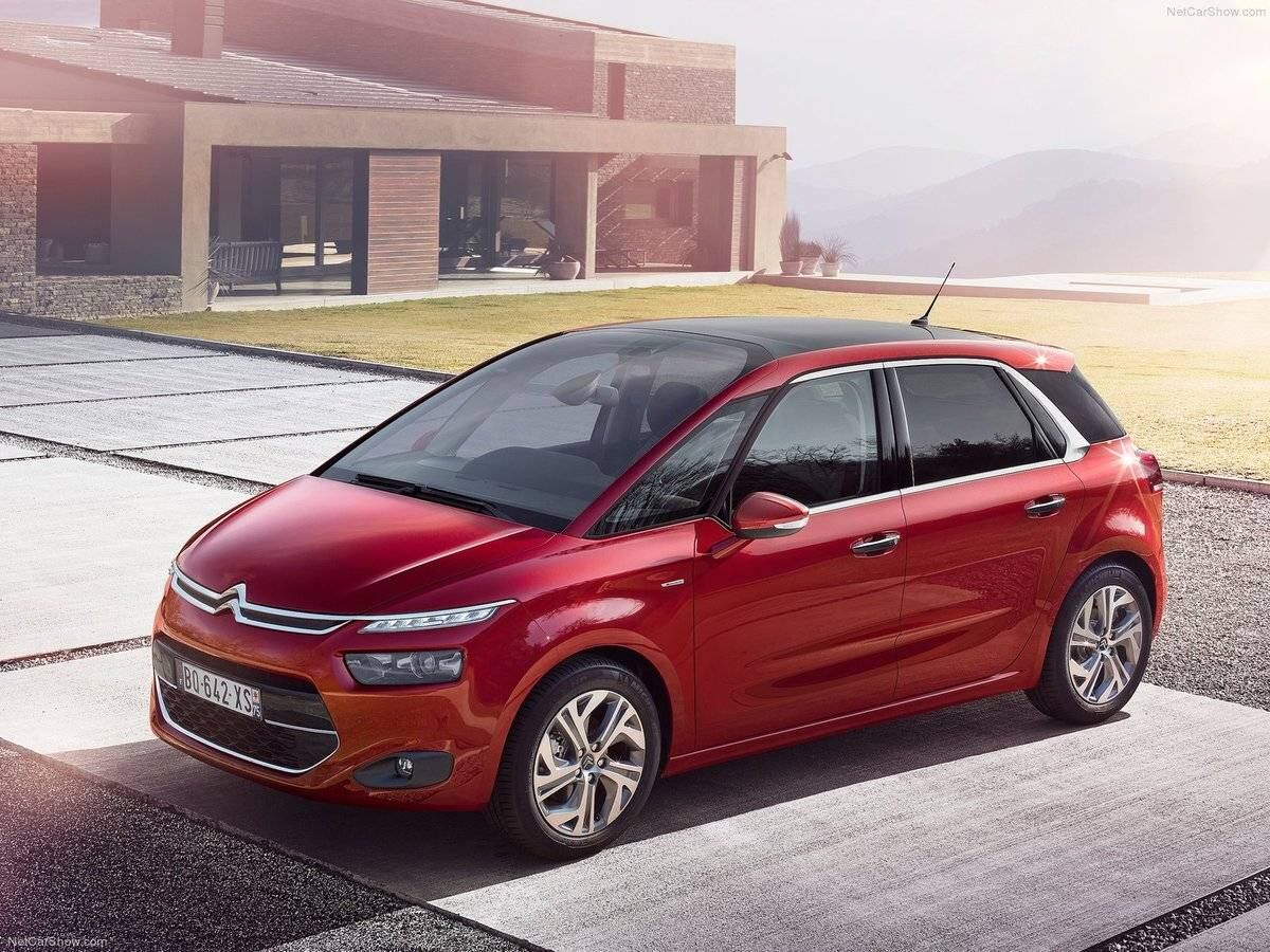 Citroën C4 Picasso — A nova geração da minivan, exibida no Salão de São Paulo em outubro do ano passado, deve desembarcar por aqui até o fim deste ano. Com visual futurista e interior sofisticado, o modelo deve usar o conhecido motor 1.6 THP de 165 cv de potência e brigar na faixa de preço de Peugeot 3008 e Fiat Freemont