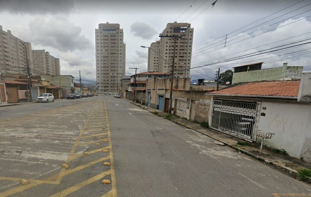 Morador dormia em rua quando foi atacado por seis jovens

