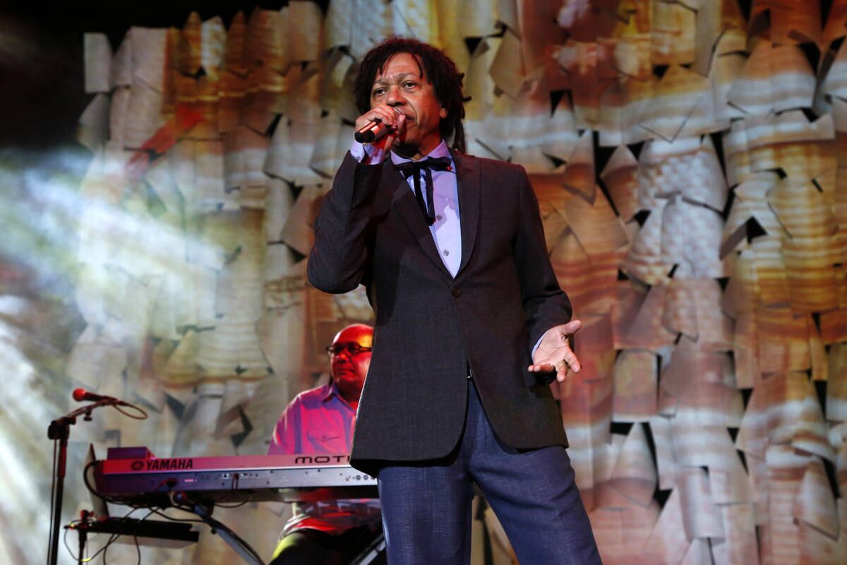 Djavan apresentou o seu show "Rua dos Amores" na madrugada deste domingo (13)