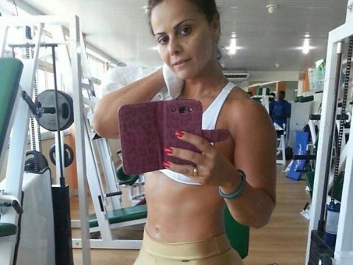 Viviane
Araújo também já admitiu em entrevistas que tomou hormônios para ficar musculosa,
mas parou porque é prejudicial à saúde

+ Até clique do bumbum! Veja as selfies mais anormais compartilhadas pelos famosos
+ Fernanda Barbosa faz revelações sobre o "book rosa": "Muitas mães pediam para prostituir as filhas"
+ Você sabia que Brad Pitt já se vestiu de frango? Descubra o primeiro emprego dos famosos
