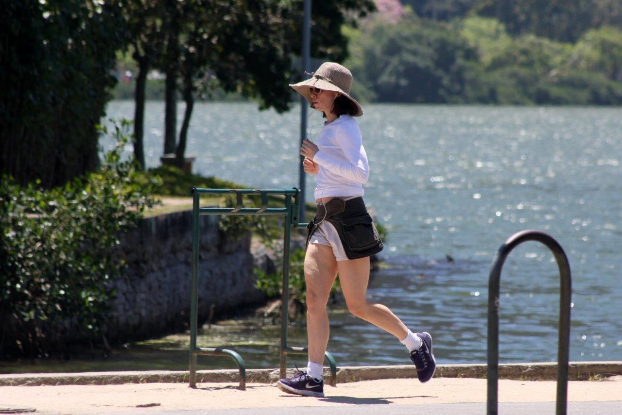 Enquanto a atriz corria, seu filho se divertia no patinete