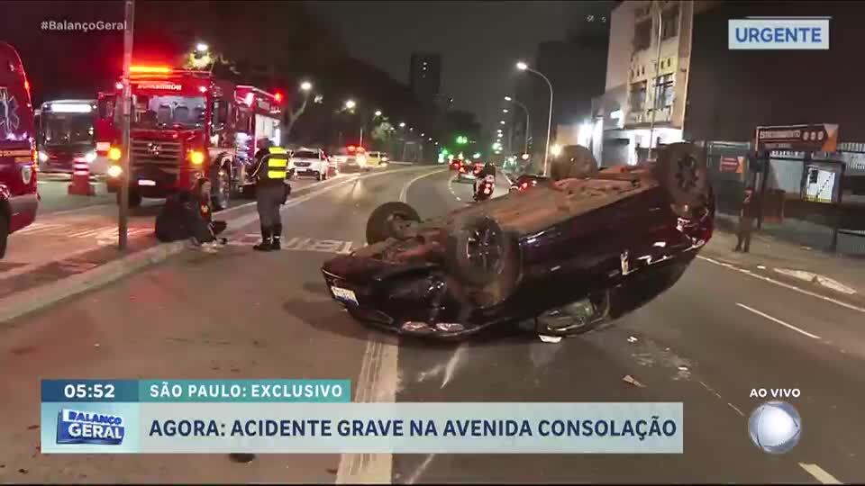 Carro capota e deixa um ferido na Avenida Consolação