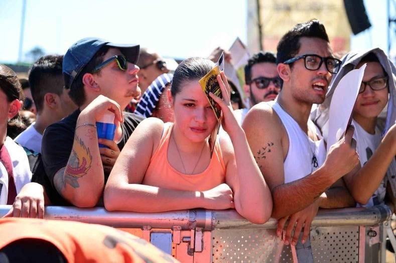 Mas ninguém é de ferro, como esta garota que, visivelmente, não está contente