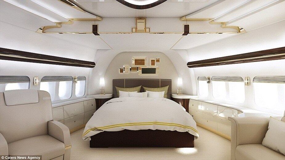Esse é o quarto principal do super avião. O acabamento é de primeira, com uma cama gigante ao centro