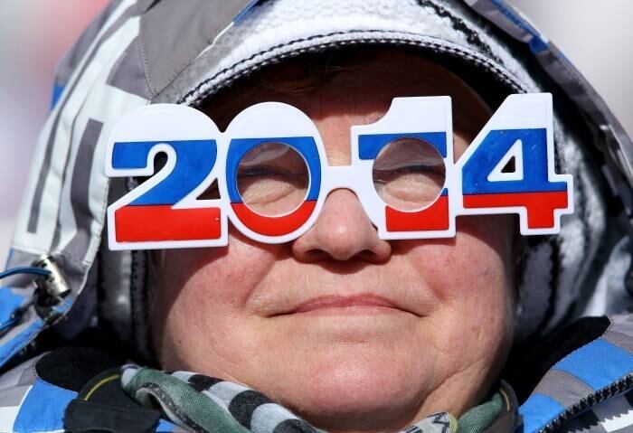 Mesmo sem lentes, a torcedora russa tentou se proteger do sol com um óculos característico da competição