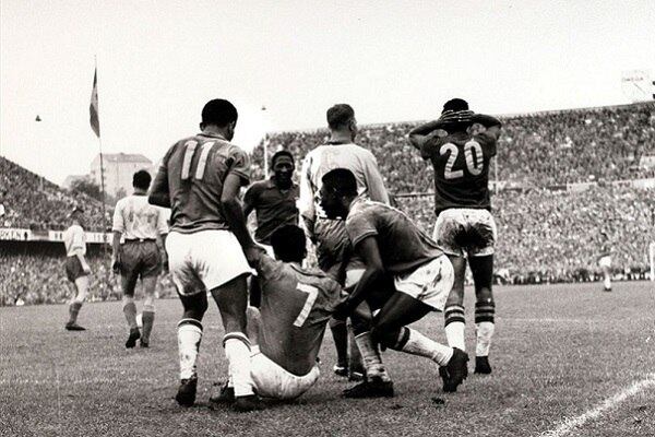 1958 - Suécia x Brasil - Suécia campeã
Pelé, aos 17 anos, não ganha sua primeira Copa. A
dupla do craque brasileiro com Garrincha, que nunca havia perdido, vive sua primeira derrota na
história. O título fica para a anfitriã Suécia, de Liedholm e Gren


Veja mais: Primeiro jogo de Pelé e Garrincha juntos na Seleção completa 60 anos
