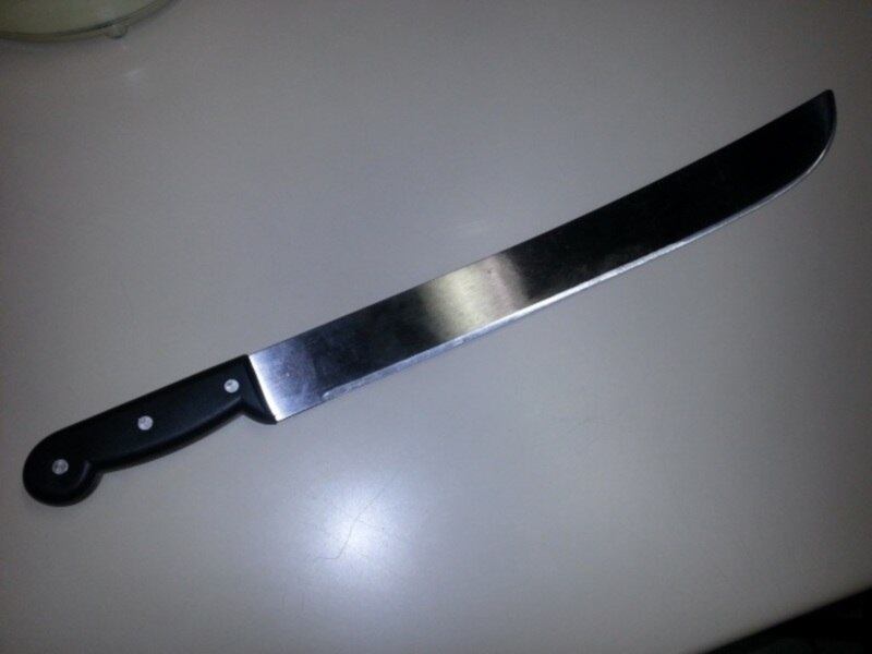 Um homem foi preso, na quinta-feira (24), após atacar com uma peixeira duas pessoas no centro do Rio de Janeiro. O agressor, um baiano de 42 anos, só foi contido por uma arma de choque disparada por um policial militar. Leia mais