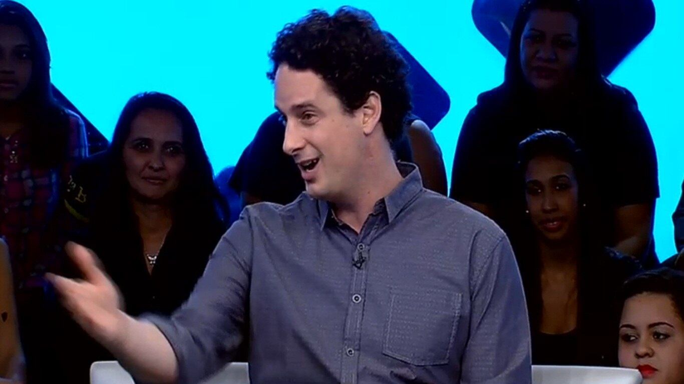 “A gente gravava as piadas e mandava pros amigos e o pessoal
começou a tirar copias. E na escola a gente já se ligou tínhamos uma
característica pro humor, pelo menos entre os nossos amigos a gente já fazia sucesso”,
revelou

+ Veja as notícias mais bizarras do mês clicando aqui!

+ Conheça detalhes dos bastidores dos programas!
