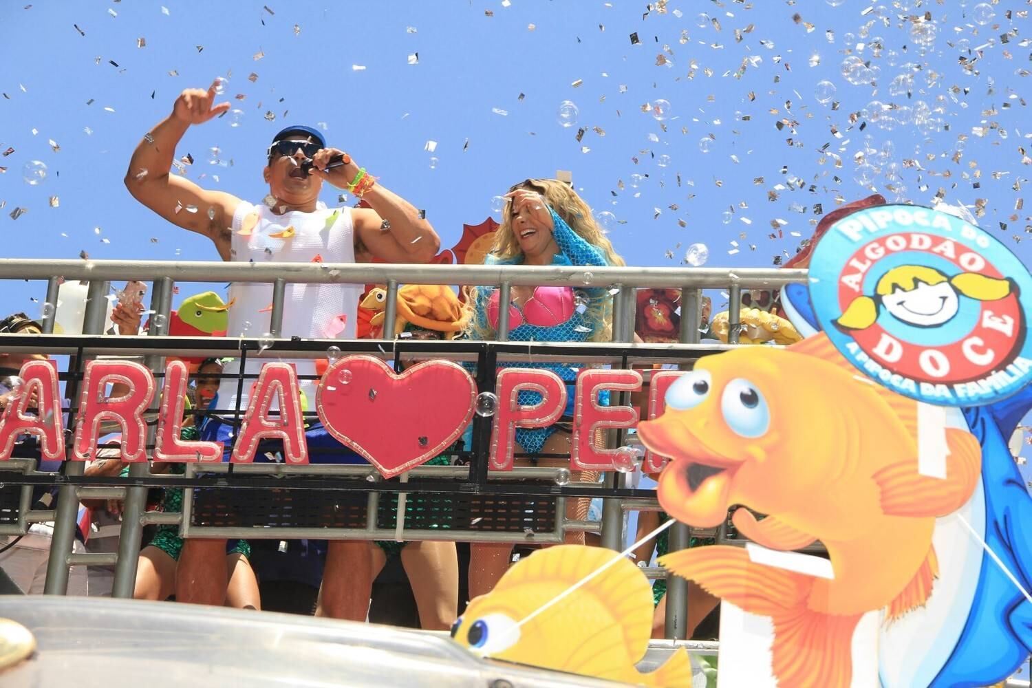 Xanddy, maridão da loira, também participou da folia. Os dois cantaram juntos diversos sucessos