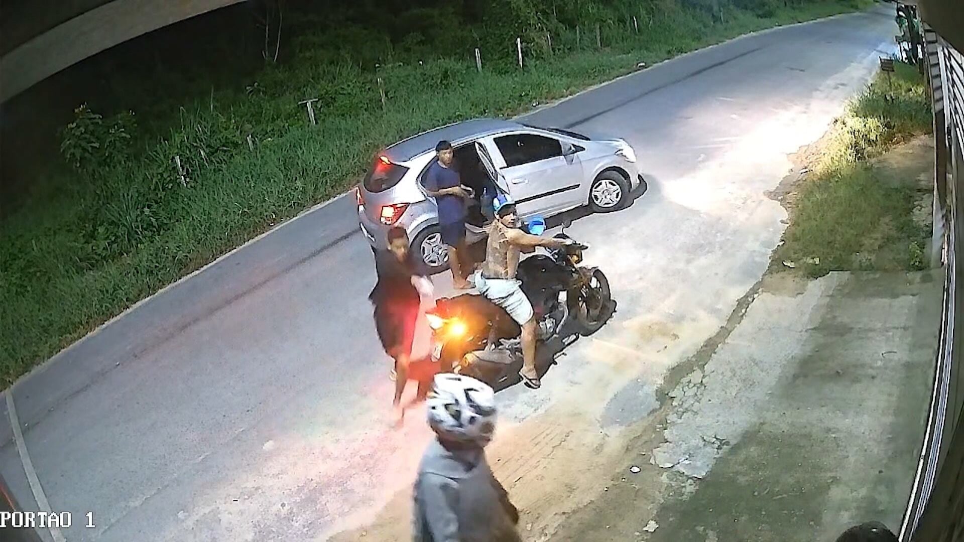 Criminosos usam celulares para simular armas de fogo e assaltar mototaxista e passageira; veja vídeo