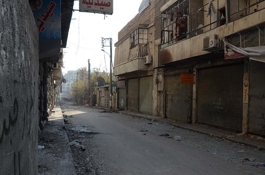 Nessa galeria de fotos, o internauta do R7 vê de perto a destruição da cidade de Aleppo, flagrada pelas lentes do fotojornalista brasileiro Edrien Esteves. Leia a reportagem completa