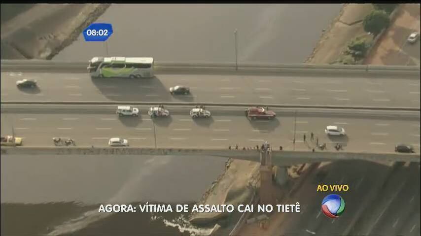 Para tentar escapar de assalto, homem teria caído no rio Tietê
