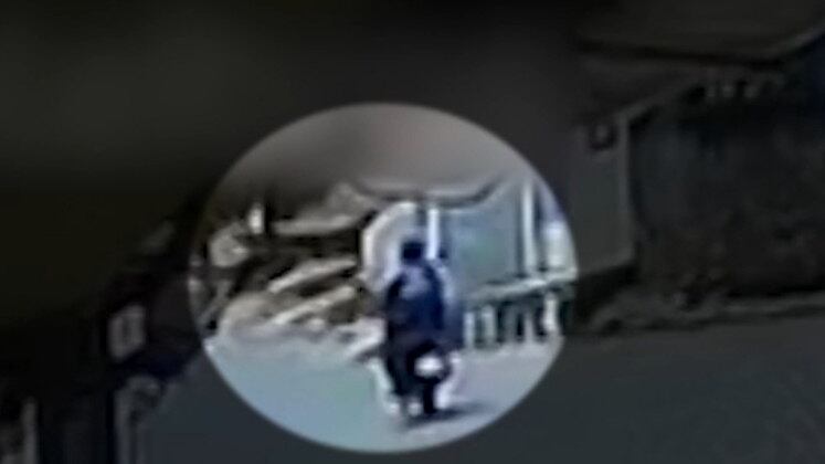 Outro ponto importante na imagem é que, no exato momento em que a criança entra na casa, passam dois homens em uma moto. A polícia agora tenta identificar quem eram, pois eles podem ser testemunhas-chave neste caso