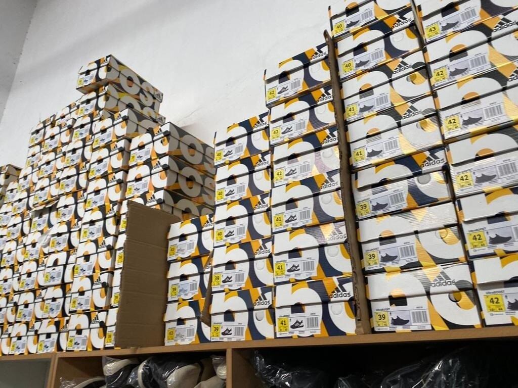 Calçados e bolsas falsificados foram encontrados em sete empresas