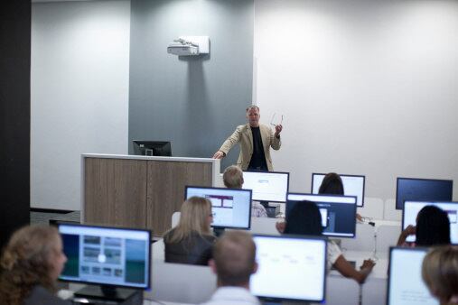 Já um MBA faz os ganhos de uma secretária
bilíngue saltar de R$ 2.223 para R$ 3.647. Quase R$ 1500 de aumento! Gostou?
Então continue vendo, porque ainda pode aumentar 