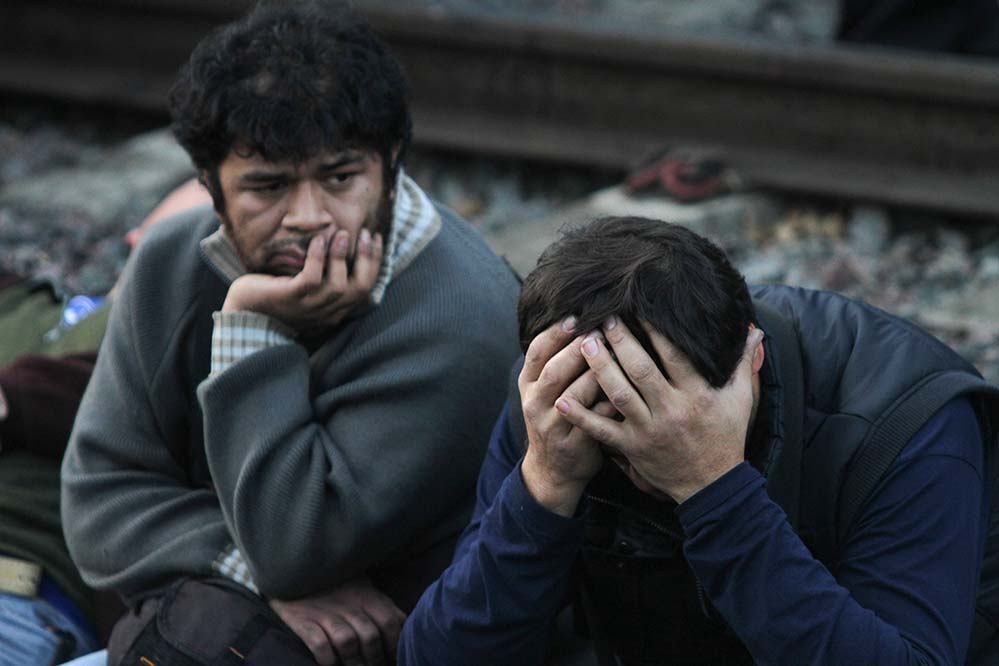 Passageiros com ferimentos leves esperam para ser transferidos até um hospital.
Em outro acidente, em 18 de dezembro de 2011, uma locomotiva se chocou contra um trem repleto de passageiros parado numa estação da periferia sul da capital, deixando 17 feridos.
Já em 13 de setembro de 2011, nove pessoas morreram e 212 ficaram feridas no choque de dois trens e um ônibus numa passagem de nível do bairro metropolitano de Flores, oeste da capital, em um dos episódios mais graves dos últimos anos