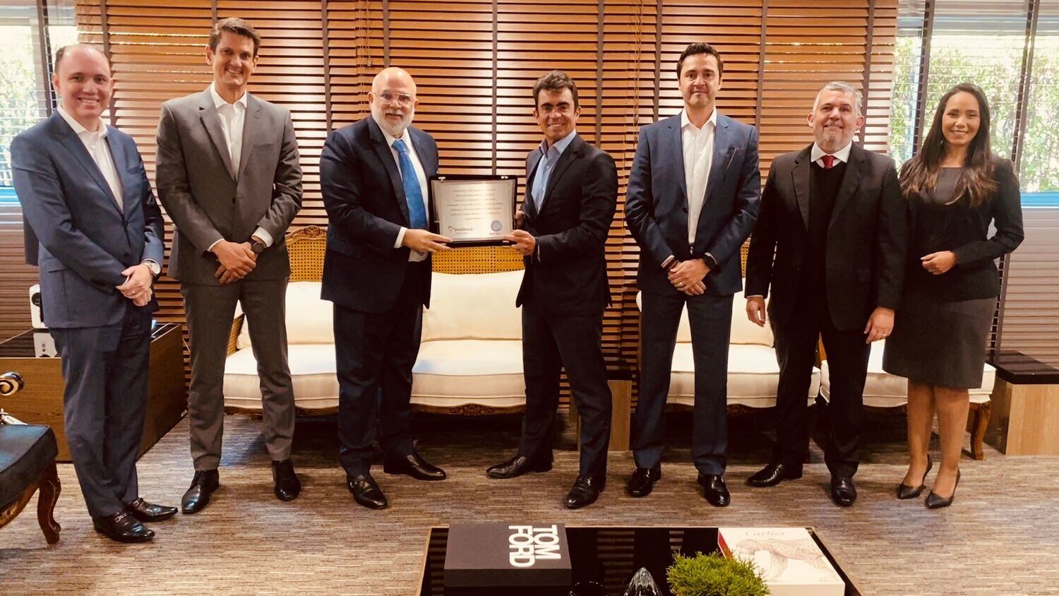 CEO do Grupo Record, Marcus Vinicius Vieira recebe homenagem do Banco Bradesco