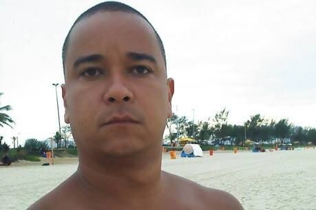 Vítima foi atingida por três disparos quando chegava em casa