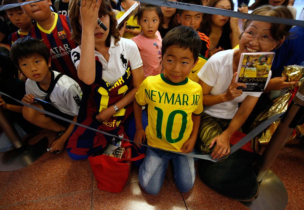 Japoneses vestem a camisa de Neymar da seleção brasileira e do time espanhol Barcelona para aguardar o jogador brasileiro, que participará de um evento promocional