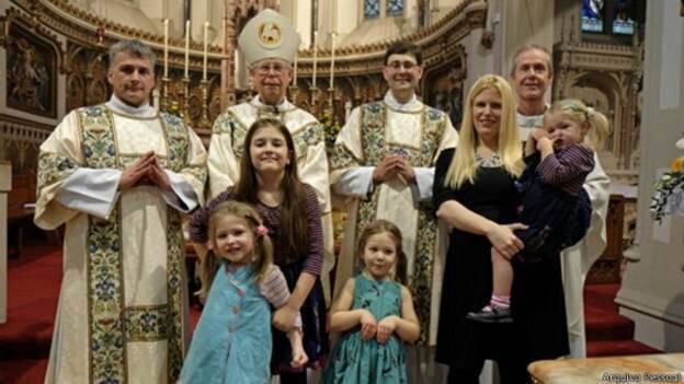 O ex-padre anglicano Robin Farrow (de óculos) é casado e tem quatro filhas, mas será ordenado na Igreja Católica em abril

