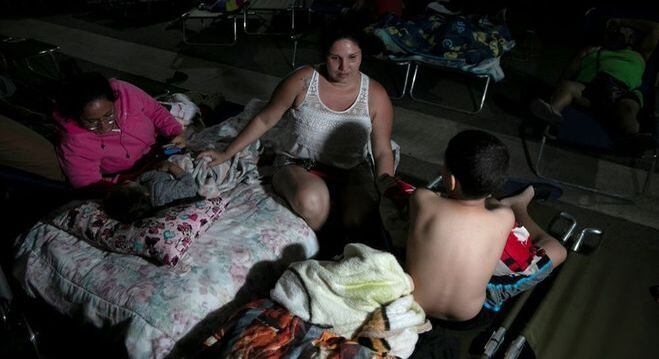 moradores levaram suas camas para fora de casa