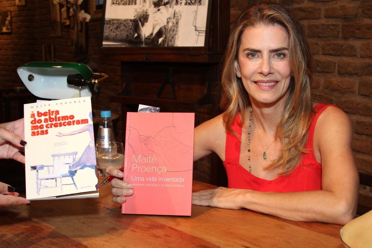 Após a apresentação, a atriz autografou alguns de seus livros