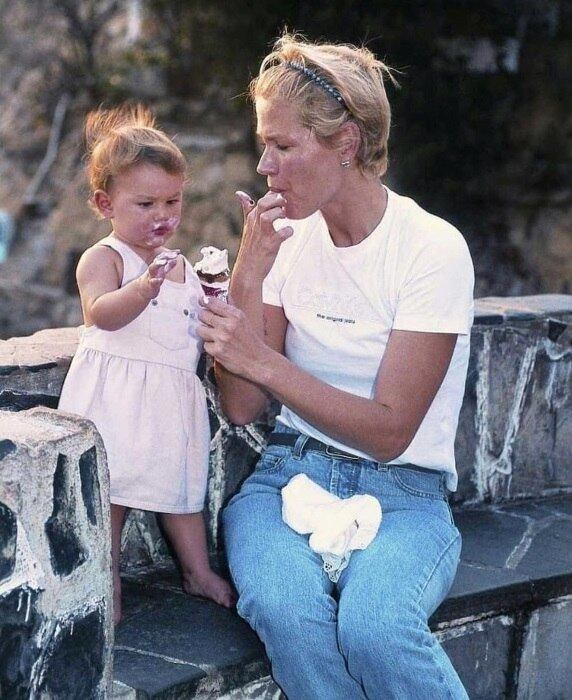 Sasha é filha única da apresentadora Xuxa Meneghel, que atualmente comanda o reality Dancing Brasil, na Record TV